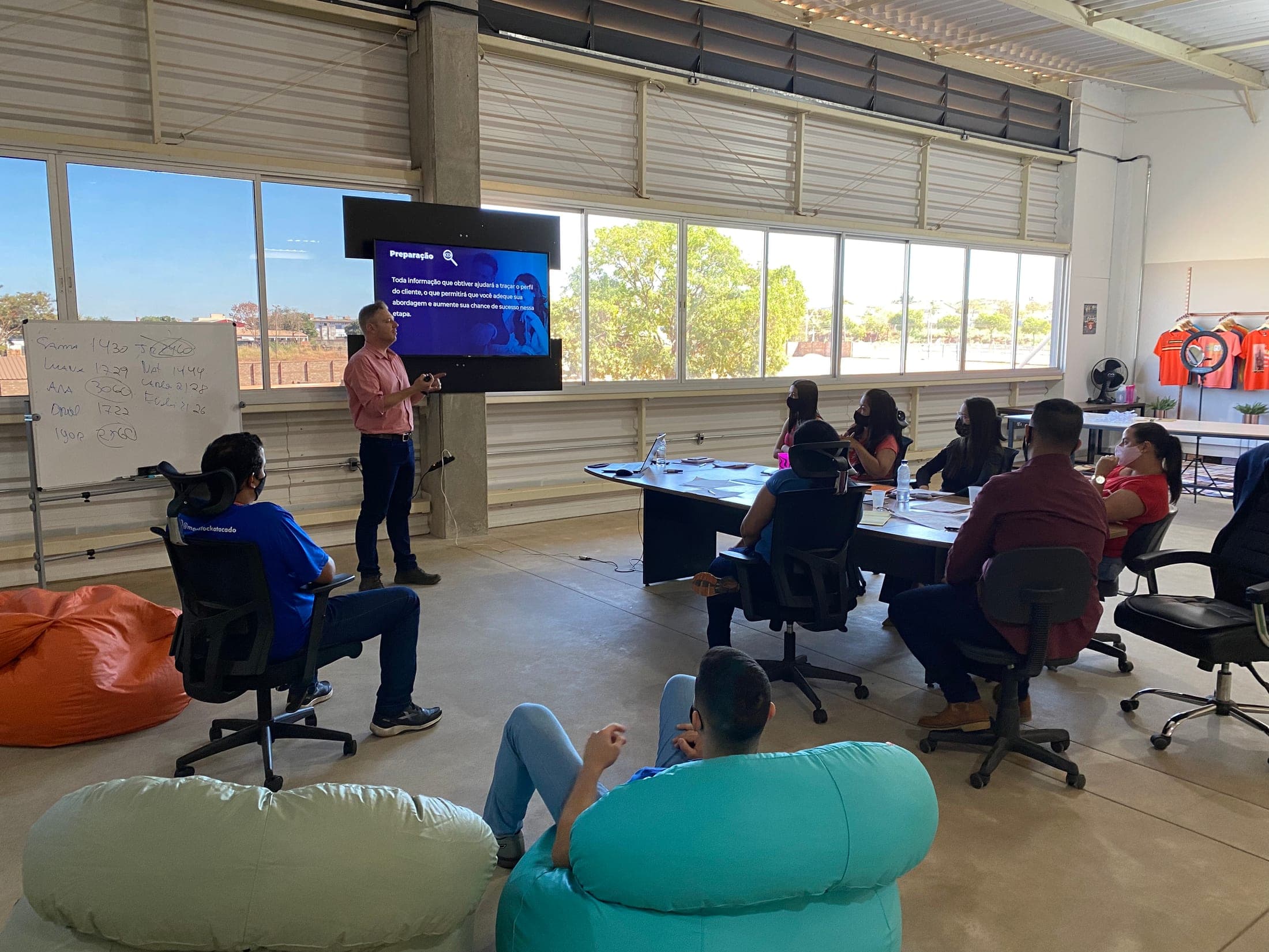Sala de treinamento da Mega Stock com o time reunido